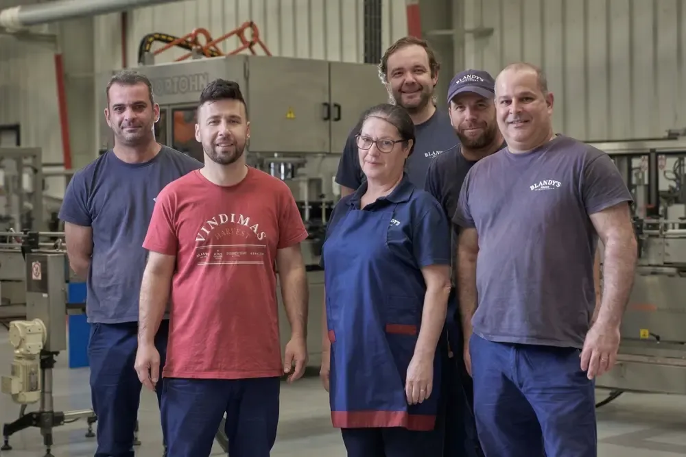 A Equipa da Linha de Enchimento da Madeira Wine Company